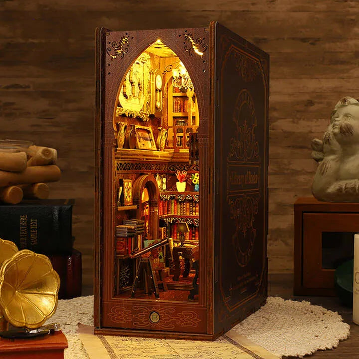 Book Nook - Library Of Books, un kit créatif pour construire un diorama miniature. Parfait pour décorer une bibliothèque ou comme cadeau original pour un amoureux des livres. Par Nookette.