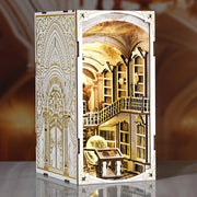 Book Nook - Library of Gods, un kit créatif pour construire un diorama miniature. Parfait pour décorer une bibliothèque ou comme cadeau original pour un amoureux des livres. Par Nookette.