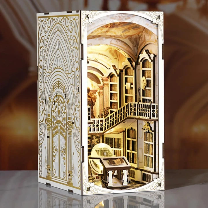 Book Nook - Library of Gods, un kit créatif pour construire un diorama miniature. Parfait pour décorer une bibliothèque ou comme cadeau original pour un amoureux des livres. Par Nookette.