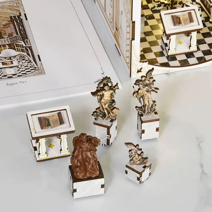 Book Nook - Library of Gods, un kit créatif pour construire un diorama miniature. Parfait pour décorer une bibliothèque ou comme cadeau original pour un amoureux des livres. Par Nookette.