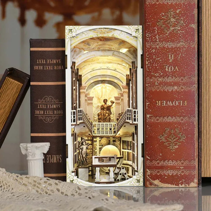 Book Nook - Library of Gods, un kit créatif pour construire un diorama miniature. Parfait pour décorer une bibliothèque ou comme cadeau original pour un amoureux des livres. Par Nookette.
