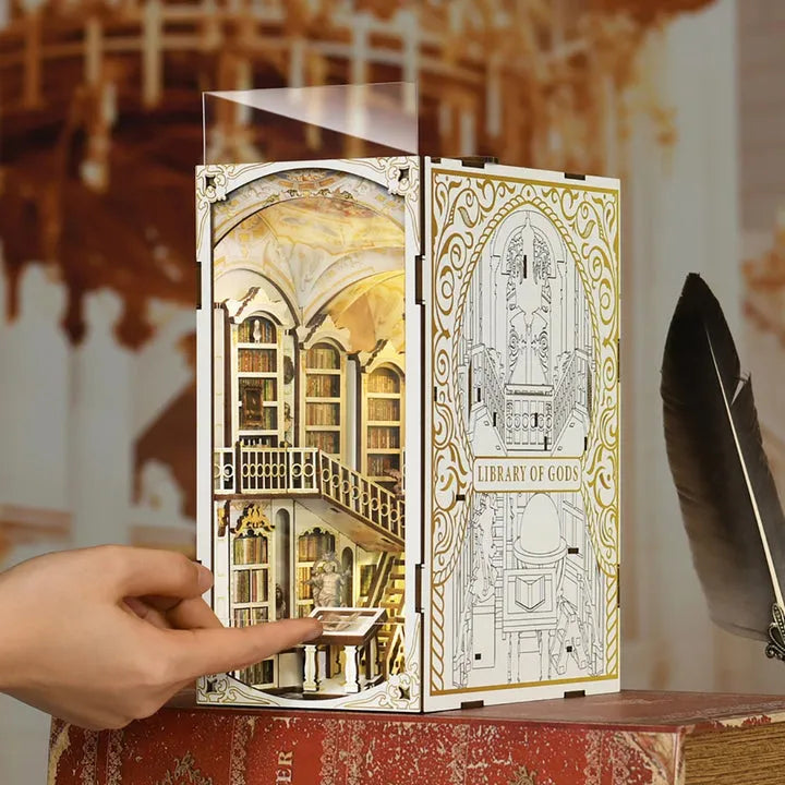 Book Nook - Library of Gods, un kit créatif pour construire un diorama miniature. Parfait pour décorer une bibliothèque ou comme cadeau original pour un amoureux des livres. Par Nookette.