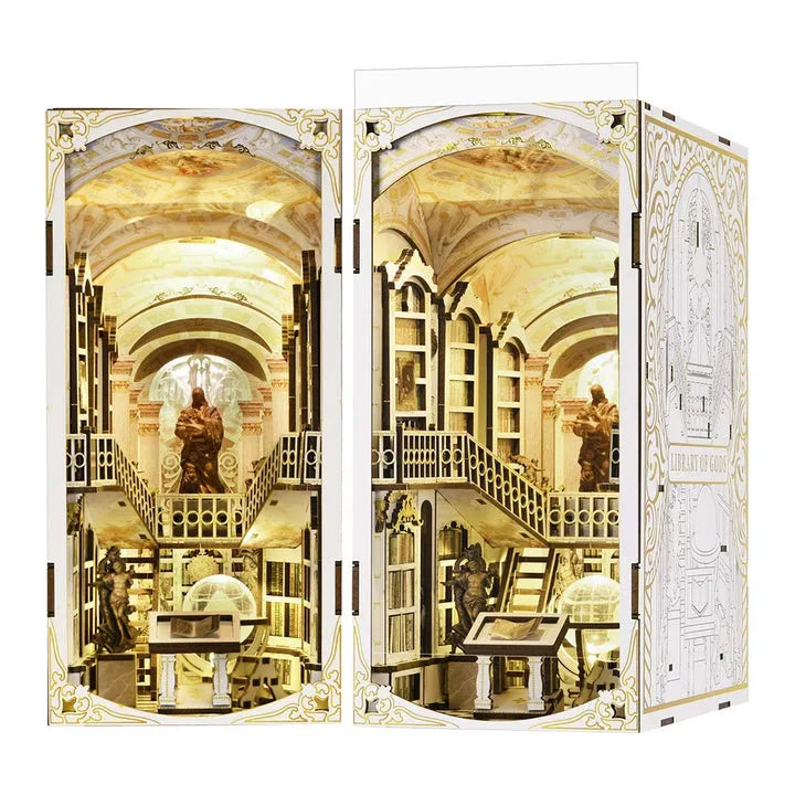 Book Nook - Library of Gods, un kit créatif pour construire un diorama miniature. Parfait pour décorer une bibliothèque ou comme cadeau original pour un amoureux des livres. Par Nookette.