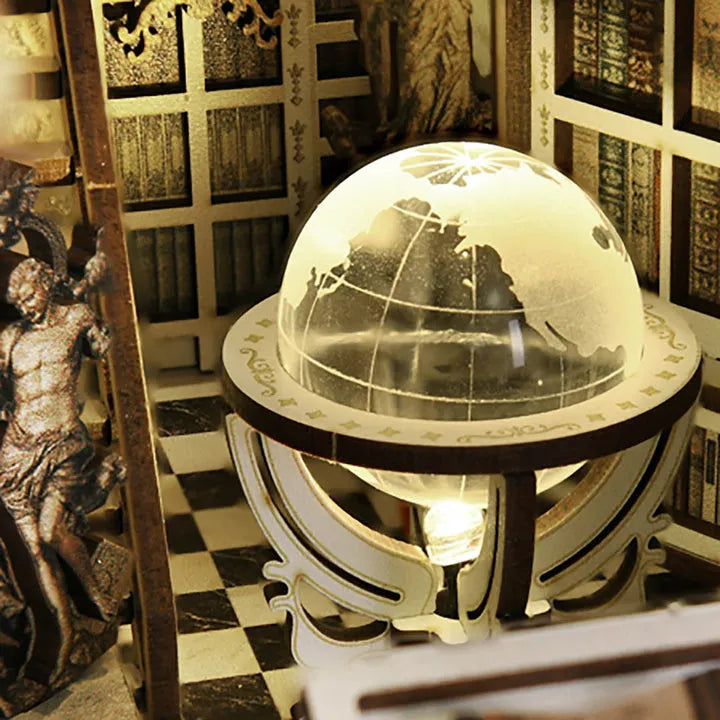 Book Nook - Library of Gods, un kit créatif pour construire un diorama miniature. Parfait pour décorer une bibliothèque ou comme cadeau original pour un amoureux des livres. Par Nookette.