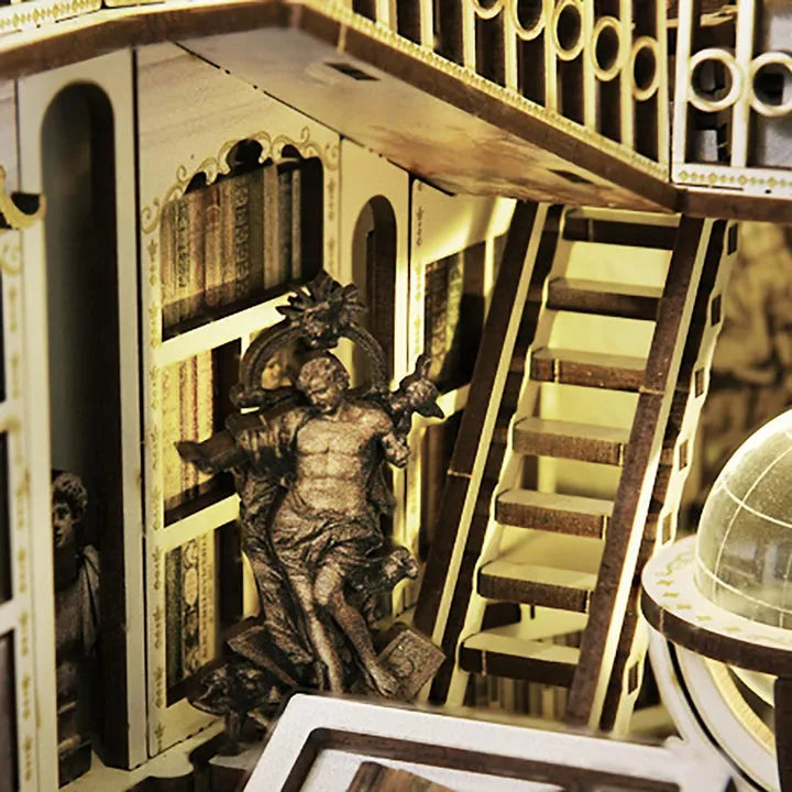 Book Nook - Library of Gods, un kit créatif pour construire un diorama miniature. Parfait pour décorer une bibliothèque ou comme cadeau original pour un amoureux des livres. Par Nookette.