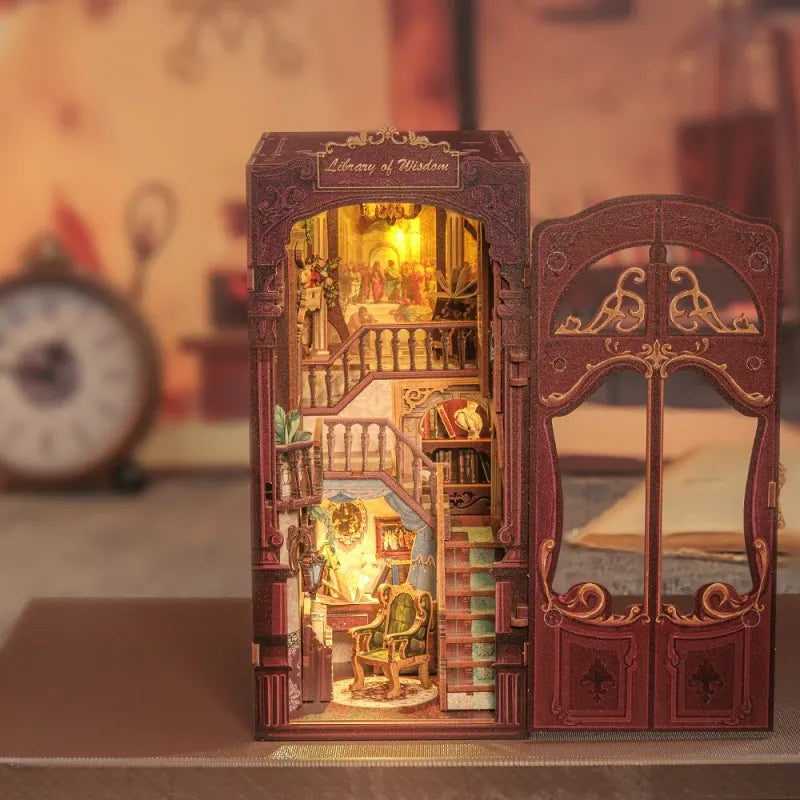 Book Nook - Library of Wisdom, un kit créatif pour construire un diorama miniature. Parfait pour décorer une bibliothèque ou comme cadeau original pour un amoureux des livres. Par Nookette.