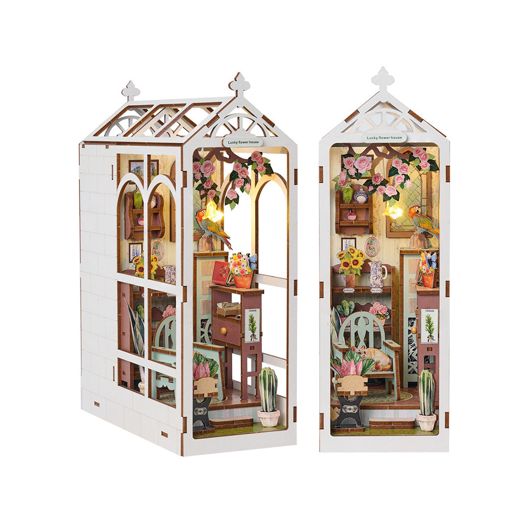 Book Nook - Lucky Flower House, un kit créatif pour construire un diorama miniature. Parfait pour décorer une bibliothèque ou comme cadeau original pour un amoureux des livres. Par Nookette.
