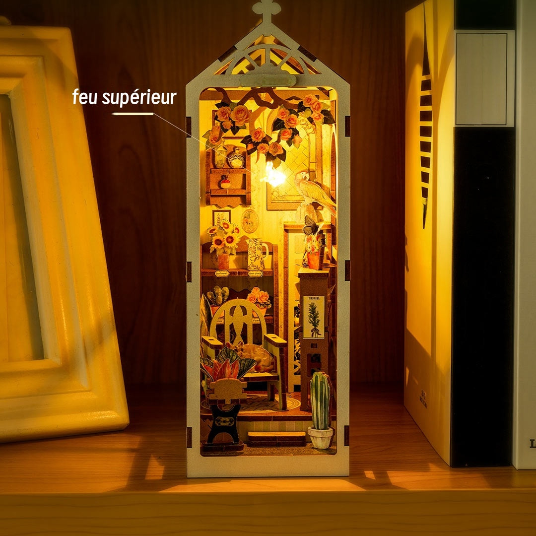 Book Nook - Lucky Flower House, un kit créatif pour construire un diorama miniature. Parfait pour décorer une bibliothèque ou comme cadeau original pour un amoureux des livres. Par Nookette.