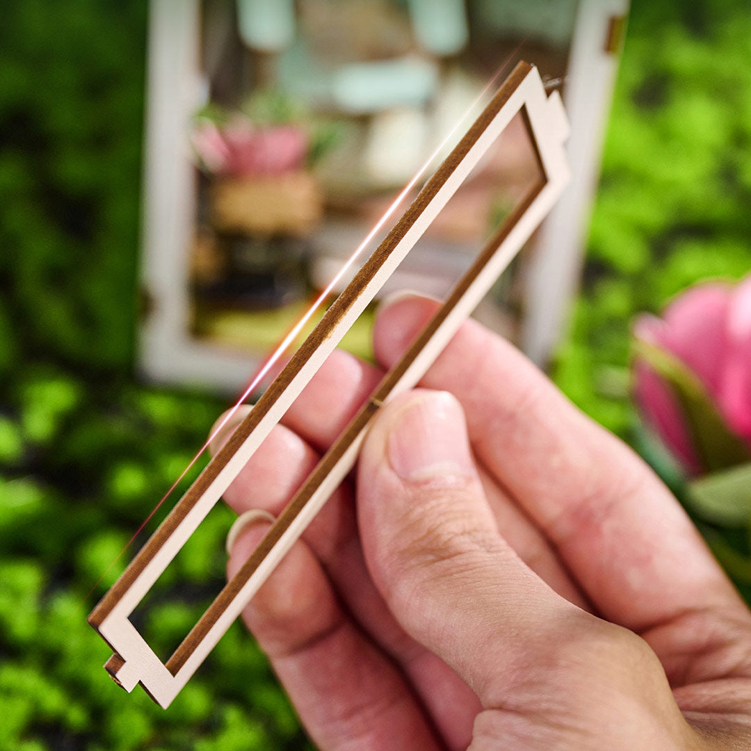 Book Nook - Lucky Flower House, un kit créatif pour construire un diorama miniature. Parfait pour décorer une bibliothèque ou comme cadeau original pour un amoureux des livres. Par Nookette.