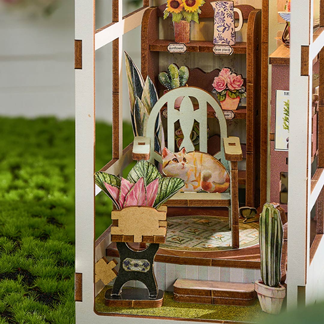 Book Nook - Lucky Flower House, un kit créatif pour construire un diorama miniature. Parfait pour décorer une bibliothèque ou comme cadeau original pour un amoureux des livres. Par Nookette.