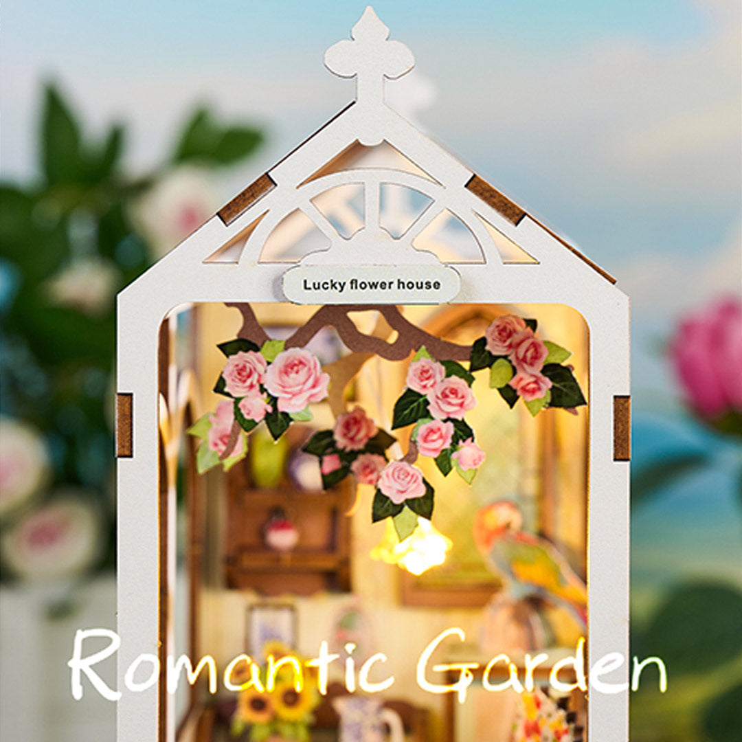 Book Nook - Lucky Flower House, un kit créatif pour construire un diorama miniature. Parfait pour décorer une bibliothèque ou comme cadeau original pour un amoureux des livres. Par Nookette.