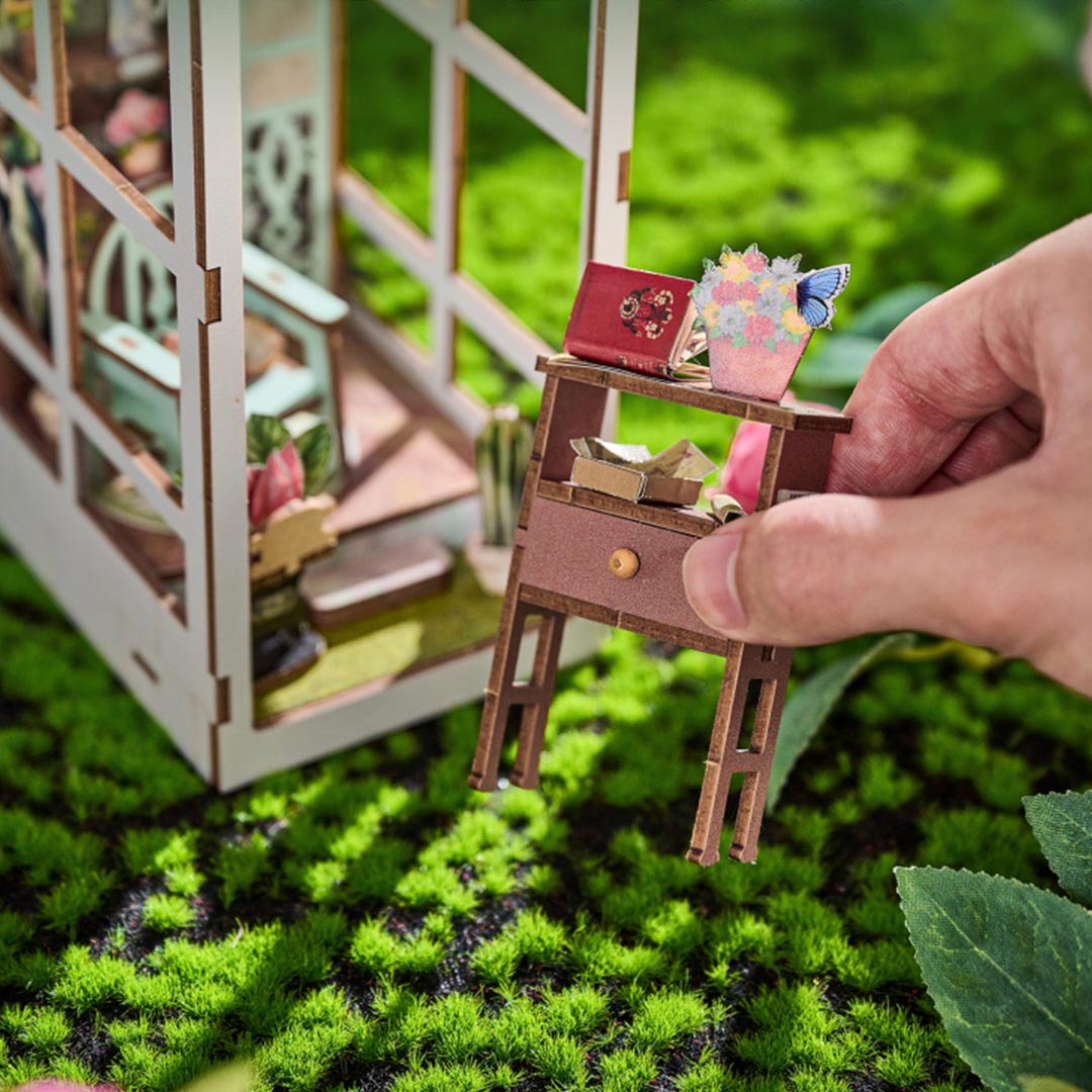 Book Nook - Lucky Flower House, un kit créatif pour construire un diorama miniature. Parfait pour décorer une bibliothèque ou comme cadeau original pour un amoureux des livres. Par Nookette.