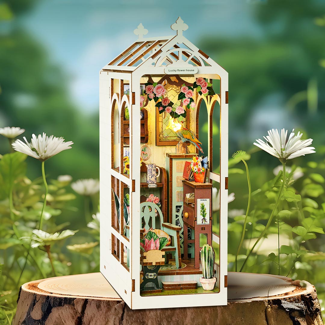 Book Nook - Lucky Flower House, un kit créatif pour construire un diorama miniature. Parfait pour décorer une bibliothèque ou comme cadeau original pour un amoureux des livres. Par Nookette.
