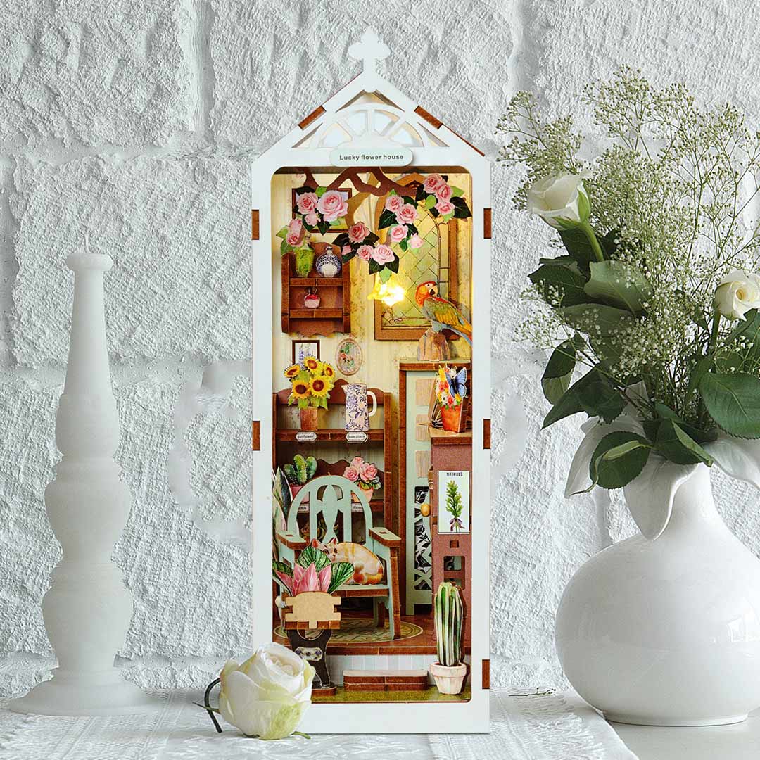 Book Nook - Lucky Flower House, un kit créatif pour construire un diorama miniature. Parfait pour décorer une bibliothèque ou comme cadeau original pour un amoureux des livres. Par Nookette.