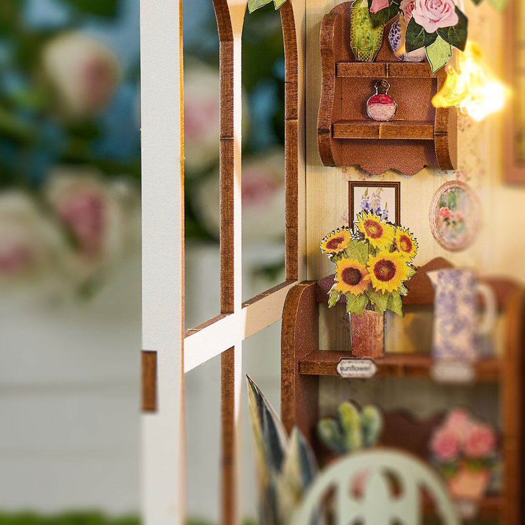 Book Nook - Lucky Flower House, un kit créatif pour construire un diorama miniature. Parfait pour décorer une bibliothèque ou comme cadeau original pour un amoureux des livres. Par Nookette.