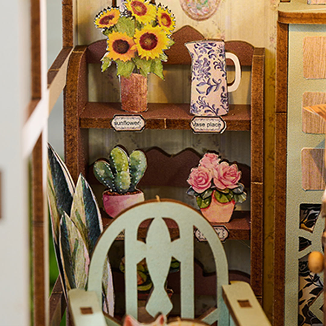 Book Nook - Lucky Flower House, un kit créatif pour construire un diorama miniature. Parfait pour décorer une bibliothèque ou comme cadeau original pour un amoureux des livres. Par Nookette.