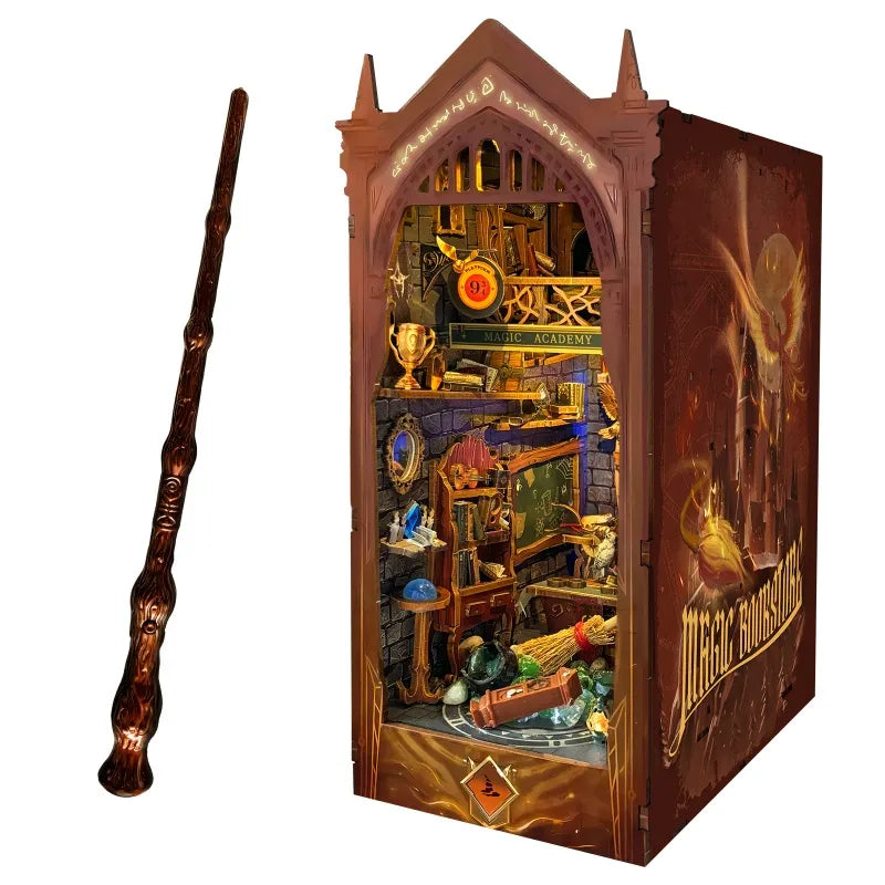 Book Nook - Magic Academy, un kit créatif pour construire un diorama miniature. Parfait pour décorer une bibliothèque ou comme cadeau original pour un amoureux des livres. Par Nookette.
