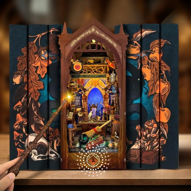 Book Nook - Magic Academy, un kit créatif pour construire un diorama miniature. Parfait pour décorer une bibliothèque ou comme cadeau original pour un amoureux des livres. Par Nookette.