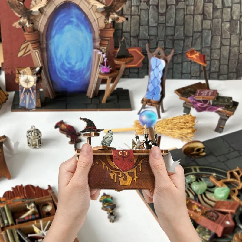 Book Nook - Magic Academy, un kit créatif pour construire un diorama miniature. Parfait pour décorer une bibliothèque ou comme cadeau original pour un amoureux des livres. Par Nookette.
