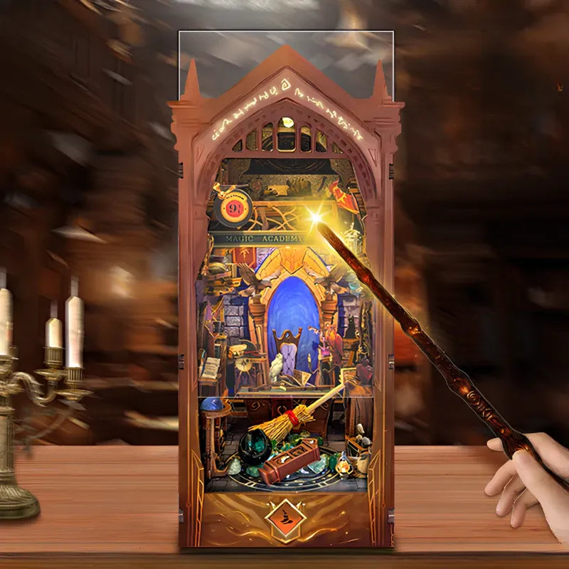 Book Nook - Magic Academy, un kit créatif pour construire un diorama miniature. Parfait pour décorer une bibliothèque ou comme cadeau original pour un amoureux des livres. Par Nookette.