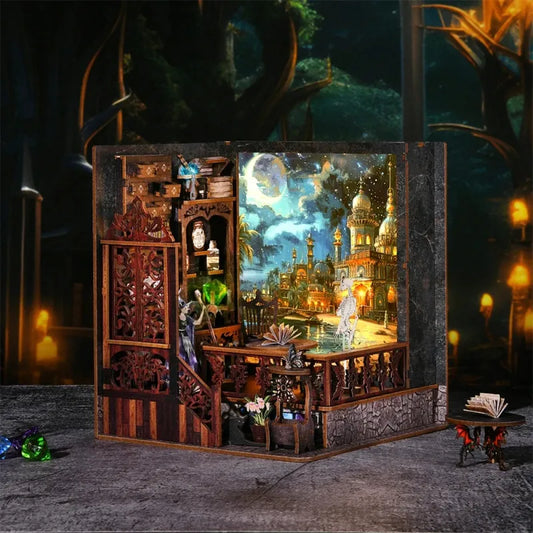 Book Nook - Magic Exploration, un kit créatif pour construire un diorama miniature. Parfait pour décorer une bibliothèque ou comme cadeau original pour un amoureux des livres. Par Nookette.