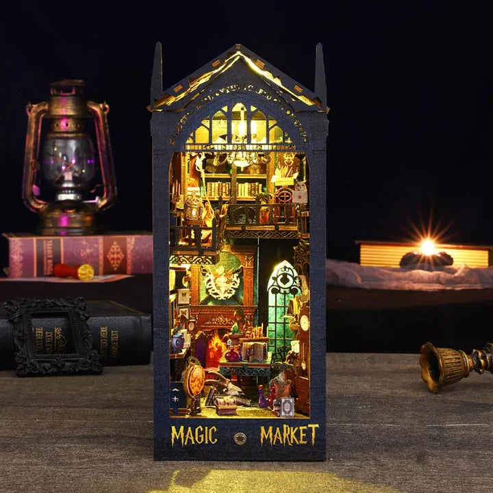 Book Nook - Magic Market, un kit créatif pour construire un diorama miniature. Parfait pour décorer une bibliothèque ou comme cadeau original pour un amoureux des livres. Par Nookette.