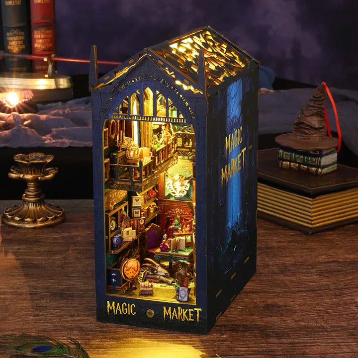 Book Nook - Magic Market, un kit créatif pour construire un diorama miniature. Parfait pour décorer une bibliothèque ou comme cadeau original pour un amoureux des livres. Par Nookette.
