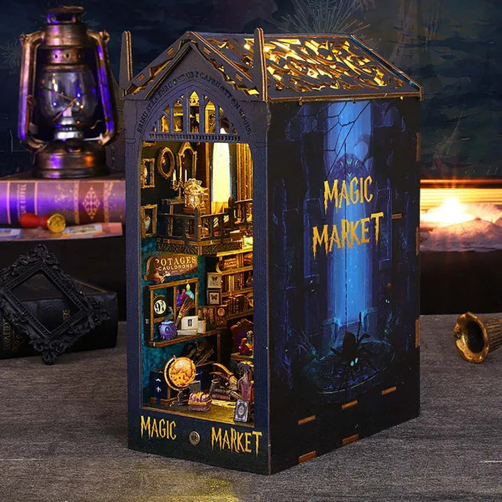 Book Nook - Magic Market, un kit créatif pour construire un diorama miniature. Parfait pour décorer une bibliothèque ou comme cadeau original pour un amoureux des livres. Par Nookette.