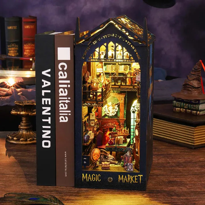 Book Nook - Magic Market, un kit créatif pour construire un diorama miniature. Parfait pour décorer une bibliothèque ou comme cadeau original pour un amoureux des livres. Par Nookette.