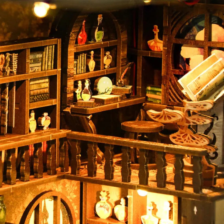 Book Nook - Magic Night, un kit créatif pour construire un diorama miniature. Parfait pour décorer une bibliothèque ou comme cadeau original pour un amoureux des livres. Par Nookette.