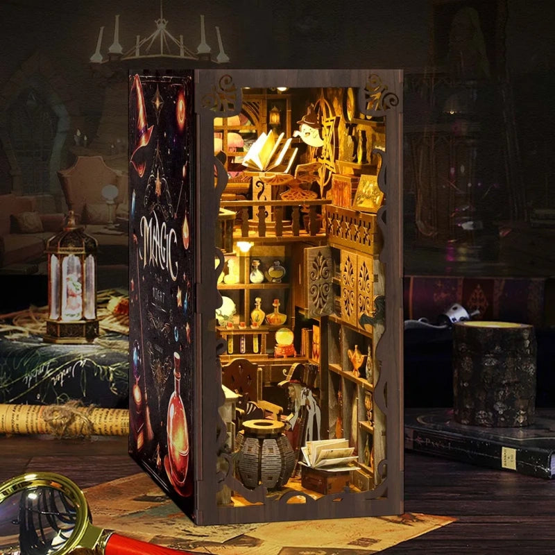 Book Nook - Magic Night, un kit créatif pour construire un diorama miniature. Parfait pour décorer une bibliothèque ou comme cadeau original pour un amoureux des livres. Par Nookette.
