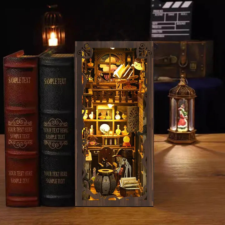 Book Nook - Magic Night, un kit créatif pour construire un diorama miniature. Parfait pour décorer une bibliothèque ou comme cadeau original pour un amoureux des livres. Par Nookette.