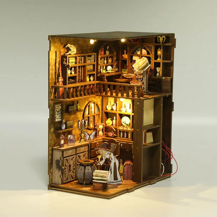 Book Nook - Magic Night, un kit créatif pour construire un diorama miniature. Parfait pour décorer une bibliothèque ou comme cadeau original pour un amoureux des livres. Par Nookette.