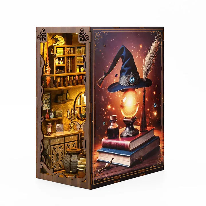 Book Nook - Magic Night, un kit créatif pour construire un diorama miniature. Parfait pour décorer une bibliothèque ou comme cadeau original pour un amoureux des livres. Par Nookette.