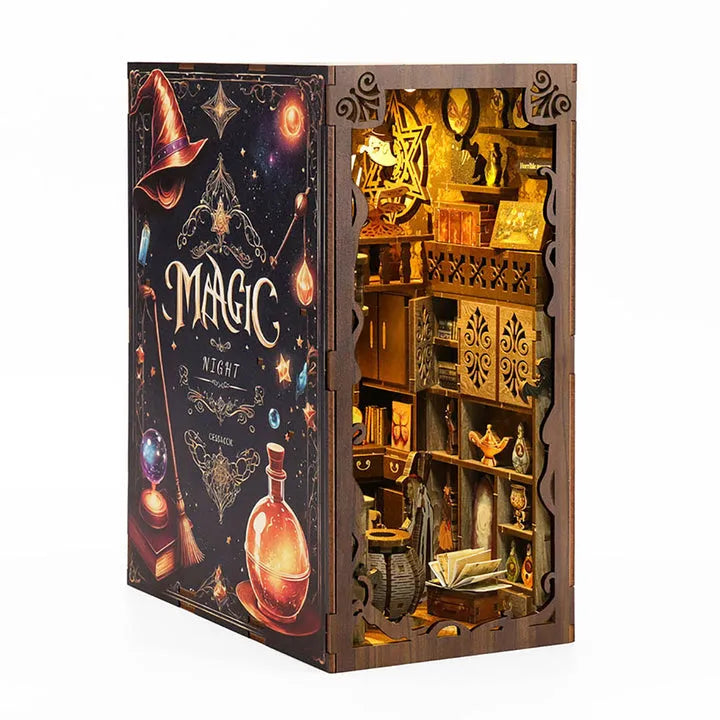 Book Nook - Magic Night, un kit créatif pour construire un diorama miniature. Parfait pour décorer une bibliothèque ou comme cadeau original pour un amoureux des livres. Par Nookette.
