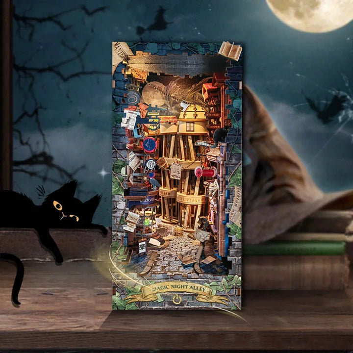 Book Nook - Magic Night Alley, un kit créatif pour construire un diorama miniature. Parfait pour décorer une bibliothèque ou comme cadeau original pour un amoureux des livres. Par Nookette.