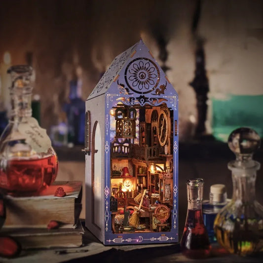 Book Nook - Magic Research Society, un kit créatif pour construire un diorama miniature. Parfait pour décorer une bibliothèque ou comme cadeau original pour un amoureux des livres. Par Nookette.