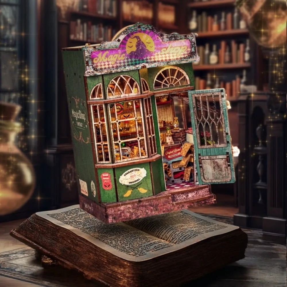 Book Nook - Magic Shop, un kit créatif pour construire un diorama miniature. Parfait pour décorer une bibliothèque ou comme cadeau original pour un amoureux des livres. Par Nookette.