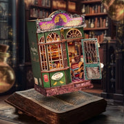 Book Nook - Magic Shop, un kit créatif pour construire un diorama miniature. Parfait pour décorer une bibliothèque ou comme cadeau original pour un amoureux des livres. Par Nookette.