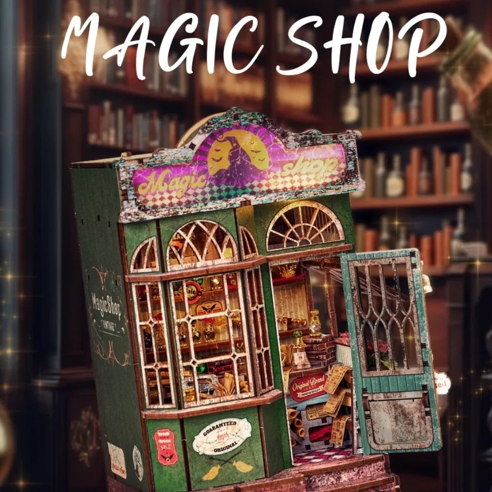 Book Nook - Magic Shop, un kit créatif pour construire un diorama miniature. Parfait pour décorer une bibliothèque ou comme cadeau original pour un amoureux des livres. Par Nookette.