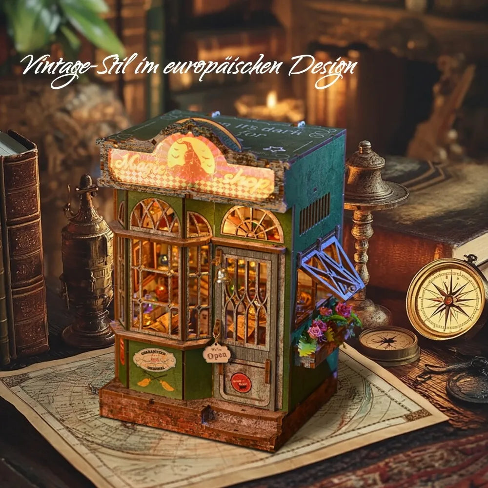 Book Nook - Magic Shop, un kit créatif pour construire un diorama miniature. Parfait pour décorer une bibliothèque ou comme cadeau original pour un amoureux des livres. Par Nookette.