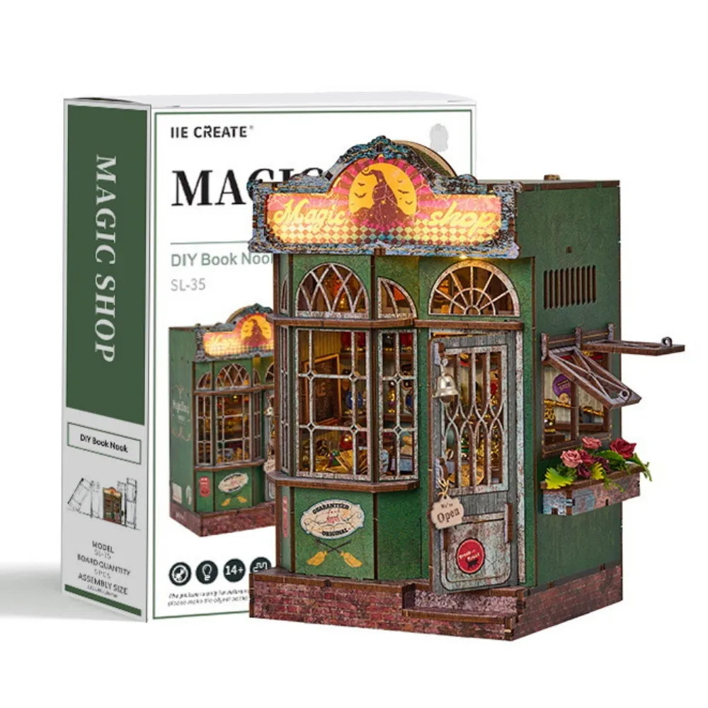 Book Nook - Magic Shop, un kit créatif pour construire un diorama miniature. Parfait pour décorer une bibliothèque ou comme cadeau original pour un amoureux des livres. Par Nookette.