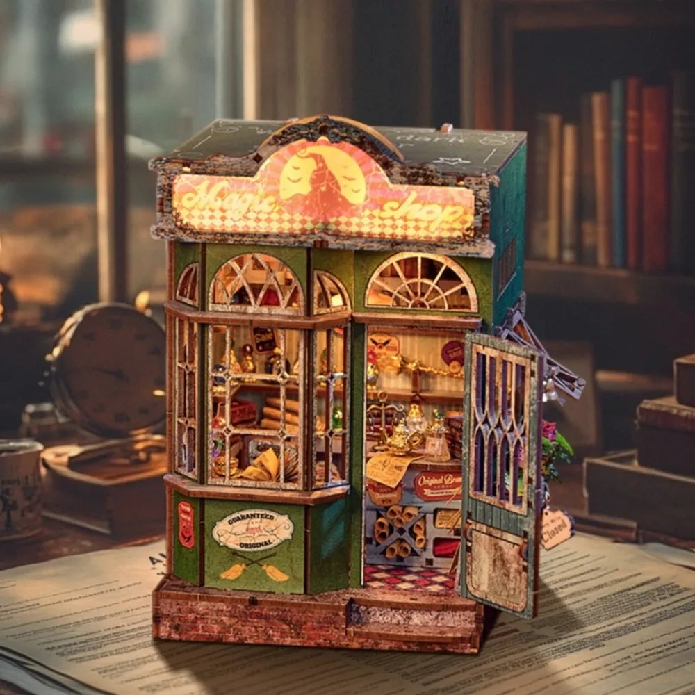 Book Nook - Magic Shop, un kit créatif pour construire un diorama miniature. Parfait pour décorer une bibliothèque ou comme cadeau original pour un amoureux des livres. Par Nookette.