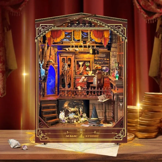 Book Nook - Magic Studio, un kit créatif pour construire un diorama miniature. Parfait pour décorer une bibliothèque ou comme cadeau original pour un amoureux des livres. Par Nookette.