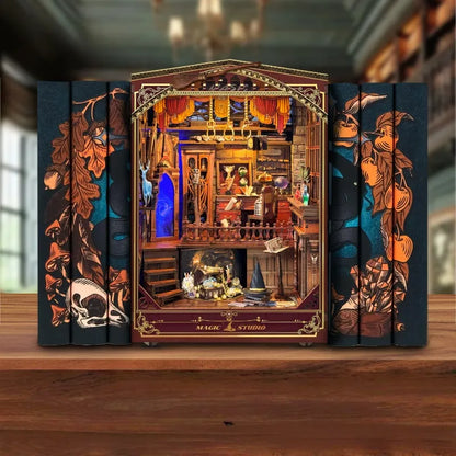 Book Nook - Magic Studio, un kit créatif pour construire un diorama miniature. Parfait pour décorer une bibliothèque ou comme cadeau original pour un amoureux des livres. Par Nookette.