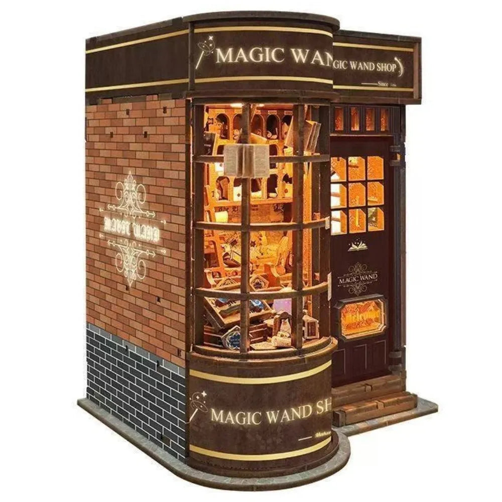 Maison Miniature - Magic Wand Shop, un kit créatif pour construire un diorama miniature. Parfait pour décorer une bibliothèque ou comme cadeau original pour un amoureux des livres. Par Nookette.