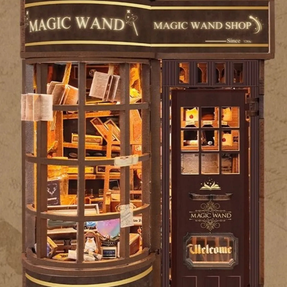 Maison Miniature - Magic Wand Shop, un kit créatif pour construire un diorama miniature. Parfait pour décorer une bibliothèque ou comme cadeau original pour un amoureux des livres. Par Nookette.