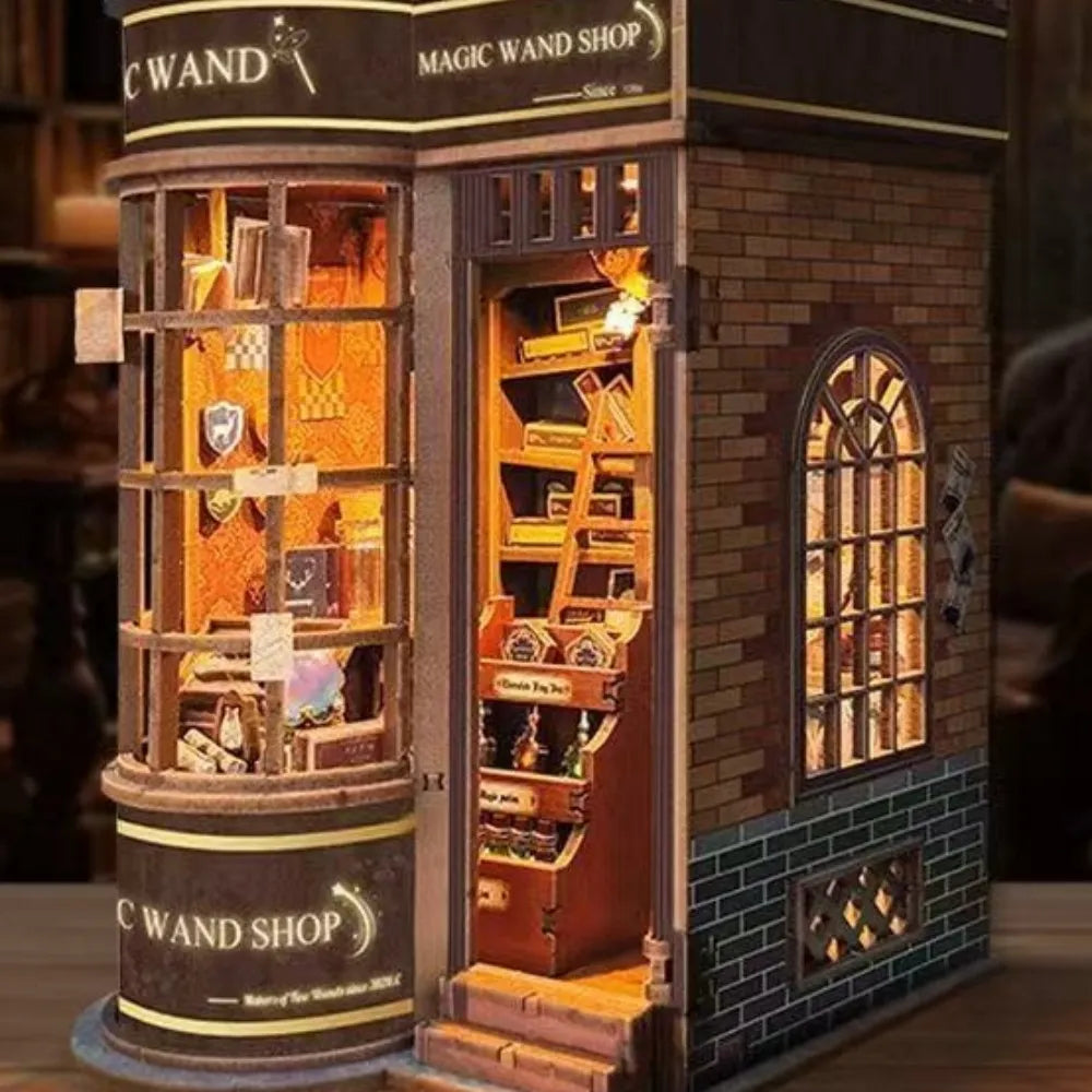 Maison Miniature - Magic Wand Shop, un kit créatif pour construire un diorama miniature. Parfait pour décorer une bibliothèque ou comme cadeau original pour un amoureux des livres. Par Nookette.