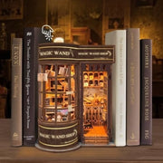 Maison Miniature - Magic Wand Shop, un kit créatif pour construire un diorama miniature. Parfait pour décorer une bibliothèque ou comme cadeau original pour un amoureux des livres. Par Nookette.