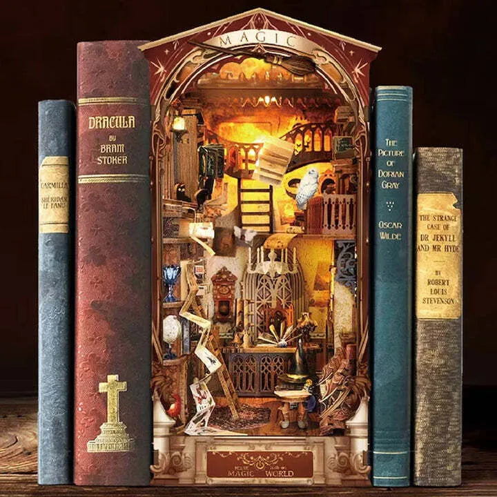 Book Nook - Magic World, un kit créatif pour construire un diorama miniature. Parfait pour décorer une bibliothèque ou comme cadeau original pour un amoureux des livres. Par Nookette.